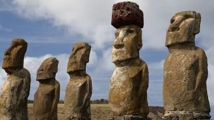 Colocar sombreros en las estatuas era una forma de honrar a los ancestros, según los investigadores.