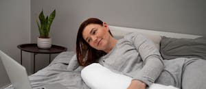 Estos son los beneficios de dormir con una almohada entre las piernas, según expertos