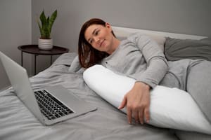 Estos son los beneficios de dormir con una almohada entre las piernas, según expertos