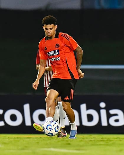 Colombia necesita conseguir tres de los seis puntos en disputa para asegurar su pase directo al Mundial (X/ @FCFSeleccionCol)