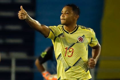 Luis Muriel festeja uno de sus dos cambios contra Venezuela, en el 3-0 del equipo cafetero en Barranquilla.