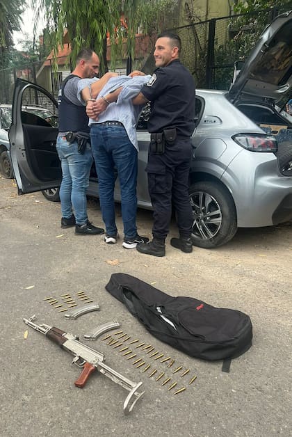 Colombino, el fusil, los cargadores y las municiones