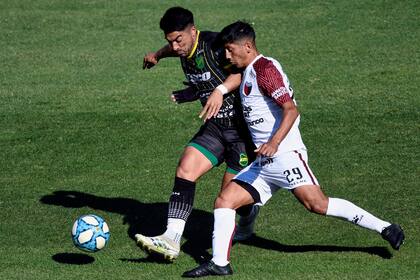 Acevedo (Defensa y Justicia) lucha con Aliendro (mediocampista de Colón)
