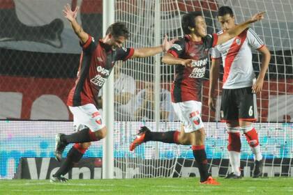 Colón festejó ante River y se ilusiona con salvarse