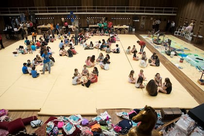 Sin bronceadores, trajes de baño, ni elementos playeros, los chicos dejan el Colón con su kit artístico