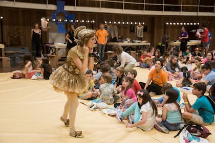 En la sala auxiliar de ensayo del ballet, un grupo se dispone a cantar la Oda a la Alegría escrita por Friedrich von Schiller