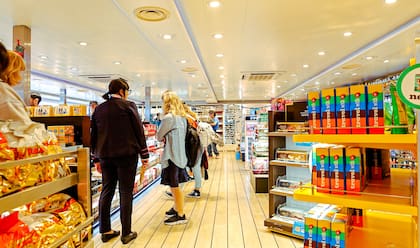 Colonia Express cuenta con free shops espaciosos en todos sus barcos.