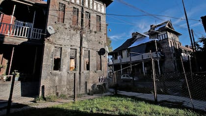 Quien impulsó su ejecución fue George Drabble, presidente del Banco de Londres y Río de la Plata, titular de la Bolsa de Comercio y director del Ferrocarril del Sud