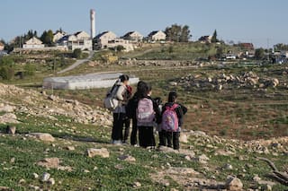 Colonos israelíes bloquean el camino a la escuela de niños palestinos