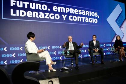 Federico Braun (La Anónima), Marcos Galperin (Mercado Libre) y Carolina Castro (empresaria autopartista y miembro del Comité Ejecutivo de la UIA), moderados por Mónica Gutiérrez 