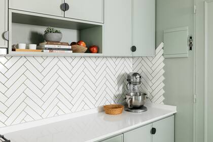 Color de mobiliario y pared 'SW 6185' (Sherwin Williams). Fotos Federico Paul (Gentileza: Camila Monge)