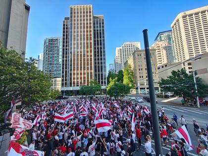 Color en Seattle: muchos 'trapos' rojos y blancos para acompañar al Millonario
