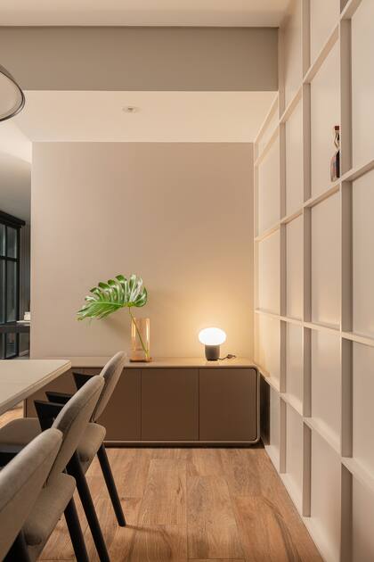 Color visón para el vajillero (Fusión a Medida). Para generar otros climas utilizaron luces bajas, como esta pequeña lámpara decorativa (Oblumo).