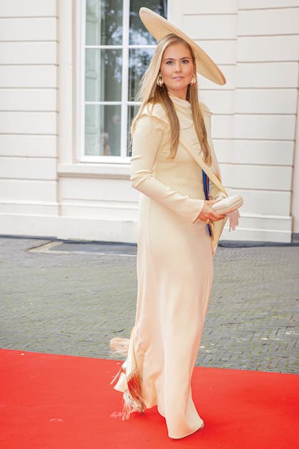 Colores claros en un diseño drapeado y con flecos que lleva la firma de Taller Marmo, para la apertura del año parlamentario en
La Haya, en septiembre de 2025