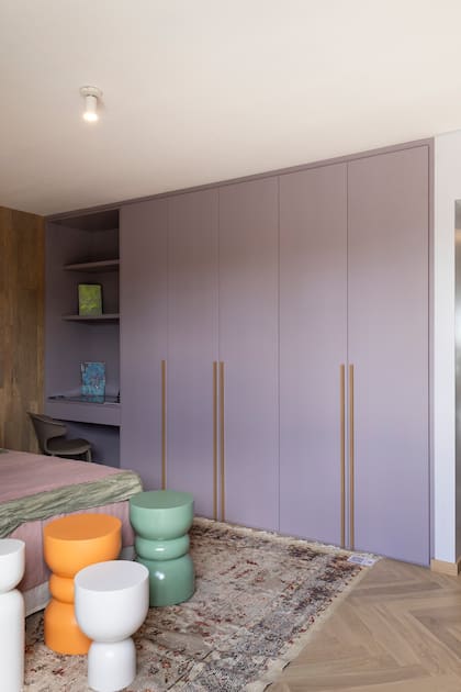 Colores que suman: un tono lila (amatista) para el interior de un vestidor sofisticado y funcional.