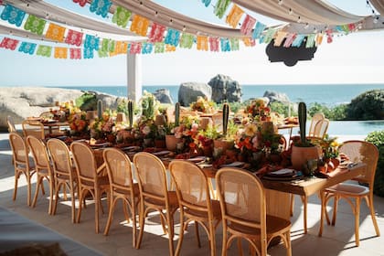 Coloridos banderines calados de papel, flores, cactus y una vista preferencial al mar