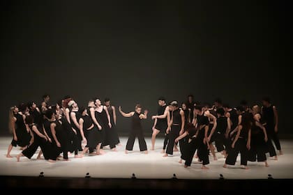 “Colossus”, con la composición musical de Robin Fox y coreografía de la australiana Stephanie Lake se presenta hasta el 30 de julio en el Teatro San Martín
