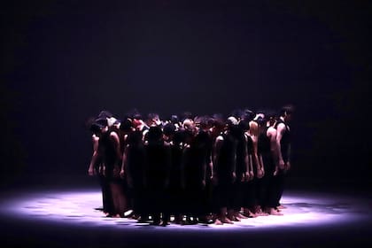 Colossus es un espectáculo de danza que explora las relaciones entre el individuo y el colectivo, el esfuerzo solitario y la unión festiva, con un elenco de 50 bailarines moviéndose como si fueran uno solo