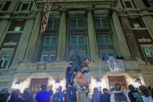 Escala la tensión en Columbia: los manifestantes toman un edificio y bloquean la entrada con una barricada