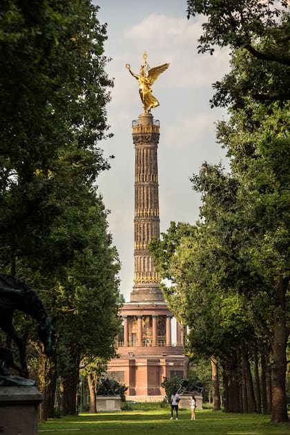 Columna de la Victoria, en el Tiergarten.
En ella confluyen cinco importantes avenidas.