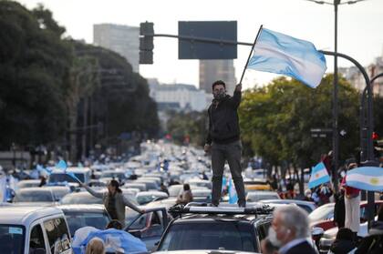 Columnas de autos particulares se concentran en el obelisco para el banderazo Ferderal 9J.