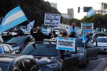 Columnas de autos particulares se concentraron el jueves en el obelisco para el banderazo Ferderal 9J