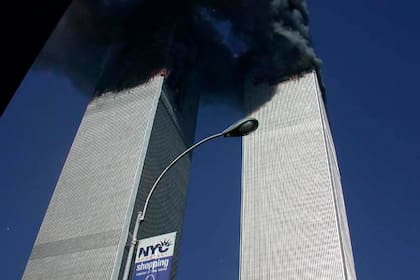 Columnas de humo salen de las torres del World Trade Center en Nueva York