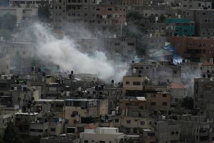 Columnas de humo se alzan durante una redada de las fuerzas militares israelíes en Nur Shams, Cisjordania, el jueves 19 de octubre de 2023. (AP Foto/Majdi Mohammed)