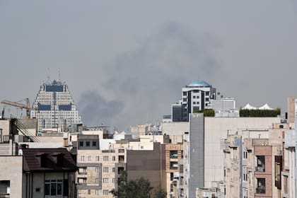 Columnas de humo se levantan en el horizonte tras una explosión en Teherán, Irán