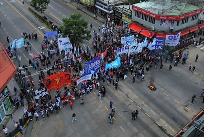 Columnas de manifestantes apostadas en la avenida Maipú, a la altura de Puente Saavedra