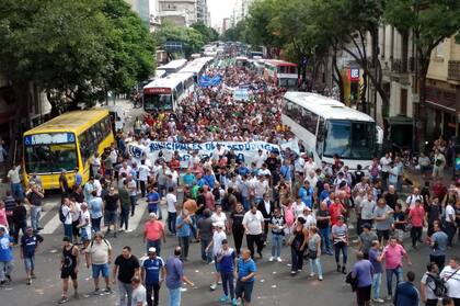 Columnas que llegan desde Avenida San Juan hacia 9 de Julio