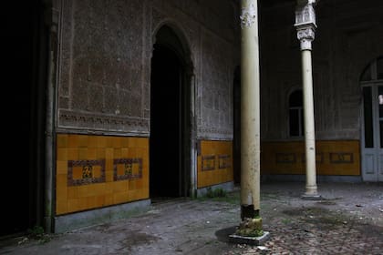 Columnas y estucos, la impronta hoy deteriorada del lugar