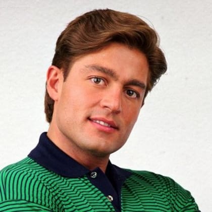 Colunga nunca ha estado casado oficialmente, pero en el pasado, fue vinculado con Thalía