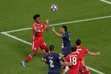 Coman abre los ojos y cabecea de frente al gol; fue el gol de Bayern Munich en el segundo tiempo, tras un centro-gol de Kimmich desde la derecha al segundo palo; el orden ofensivo, clave también en el equipo alemán