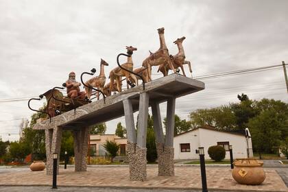 Comandante Luis Piedra Buena, Santa Cruz. Se llama El Señor de los Sueños y representa a Papá Noel en su trineo tirado por guanacos en lugar de renos. Está apoyada sobre una rampa de hormigón armado y pintada en tonos navideños.