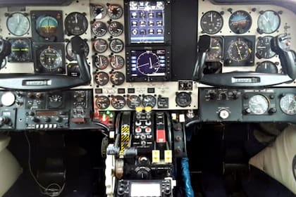 Comandos e instrumentos en cabina del LV-MCV