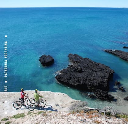 Comarca Virch - Valdes Chubut, se práctica Mountain Bike que además de los paseos, los paisajes únicos de playas, dunas y mucha fauna - Imagen: Instagram @chubutpatagonia