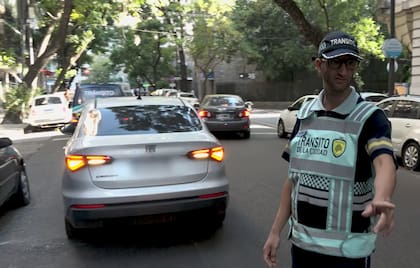 Combate a la doble fila: los infractores, sin advertirlo, obligan a maniobras riesgosas, frenan colectivos o generan una cadena de bocinazos que se extiende por cuadras