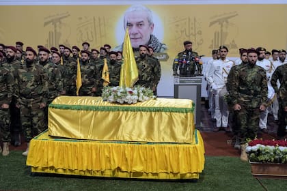 Combatientes de Hezbollah asisten a la procesión fúnebre de su camarada, el comandante Mohammad Naameh Nasser, quien fue asesinado por un ataque aéreo israelí que alcanzó su automóvil en la ciudad costera sureña de Tiro, en los suburbios del sur de Beirut, Líbano, el jueves 4 de julio de 2024.