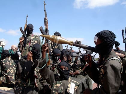 Combatientes de la milicia Al Shabab en las afueras de Mogadiscio, Somalia (Archivo)