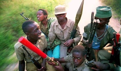 Combatientes del Frente Patriótico de Ruanda (FPR) en 1993 durante la lucha contra las tropas gubernamentales de los hutus.