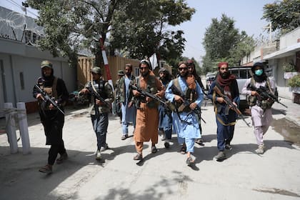 Combatientes talibanes patrullan por el vecindario de Wazir Akbar Khan, en Kabul, Afganistán, el 18 de agosto de 2021. (AP Foto/Rahmat Gul)