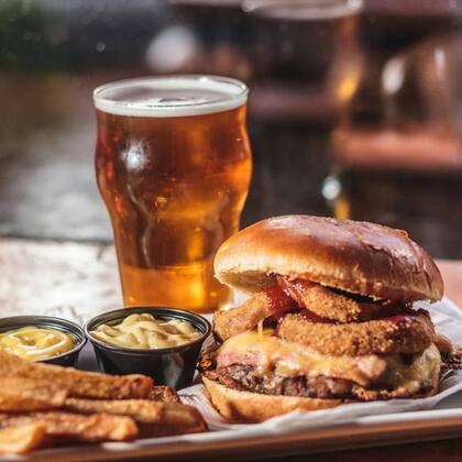 Combiná la mejor cerveza artesanal con una hamburguesa power.