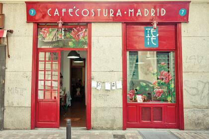 Combina la posibilidad de un descanso y un café con una clase de costura para hacernos nuestra propia ropa
