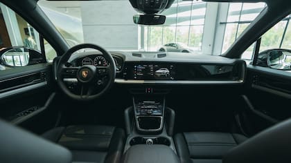 Combina tapicería de cuero liso, terminaciones en aluminio pulido negro y asientos delanteros con ajuste eléctrico de 14 posiciones