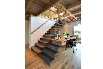 Combinado funciones: la escalera se fusiona con el escritorio en esta casa moderna