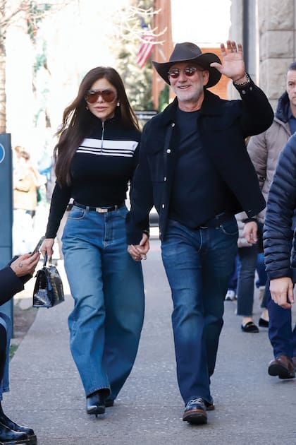 Combinados en denim y negro, Lauren y Jeff Bezos caminan por el centro de Aspen