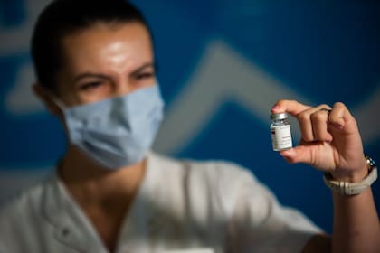 Combinar la vacuna AZ con la Pfizer genera una mejor respuesta inmune