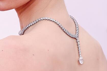 Combinó el vestido
con una única pieza de joyería que
decoraba su espalda: un collar
de Cartier confeccionado con
1112 diamantes