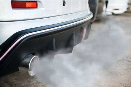 Dióxido de carbono. Entre los acusados por el calentamiento global; un vehículo particular arroja más de 23 g/km de este gas por cada litro de nafta consumido en 100 km